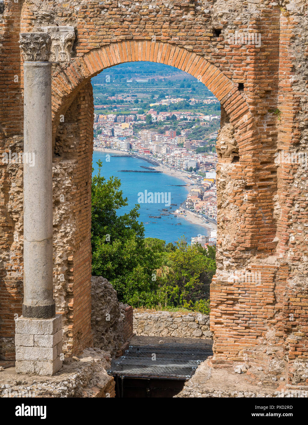 Ruines de l'ancien théâtre grec de Taormina, avec la côte sicilienne. Province de Messine, Sicile, Italie. Banque D'Images