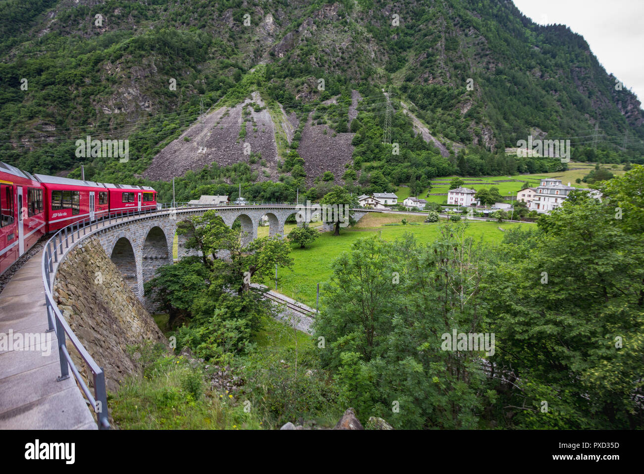 Chemin de fer rhétique traversant un pont dans la vallée de la Surselva suisse Banque D'Images