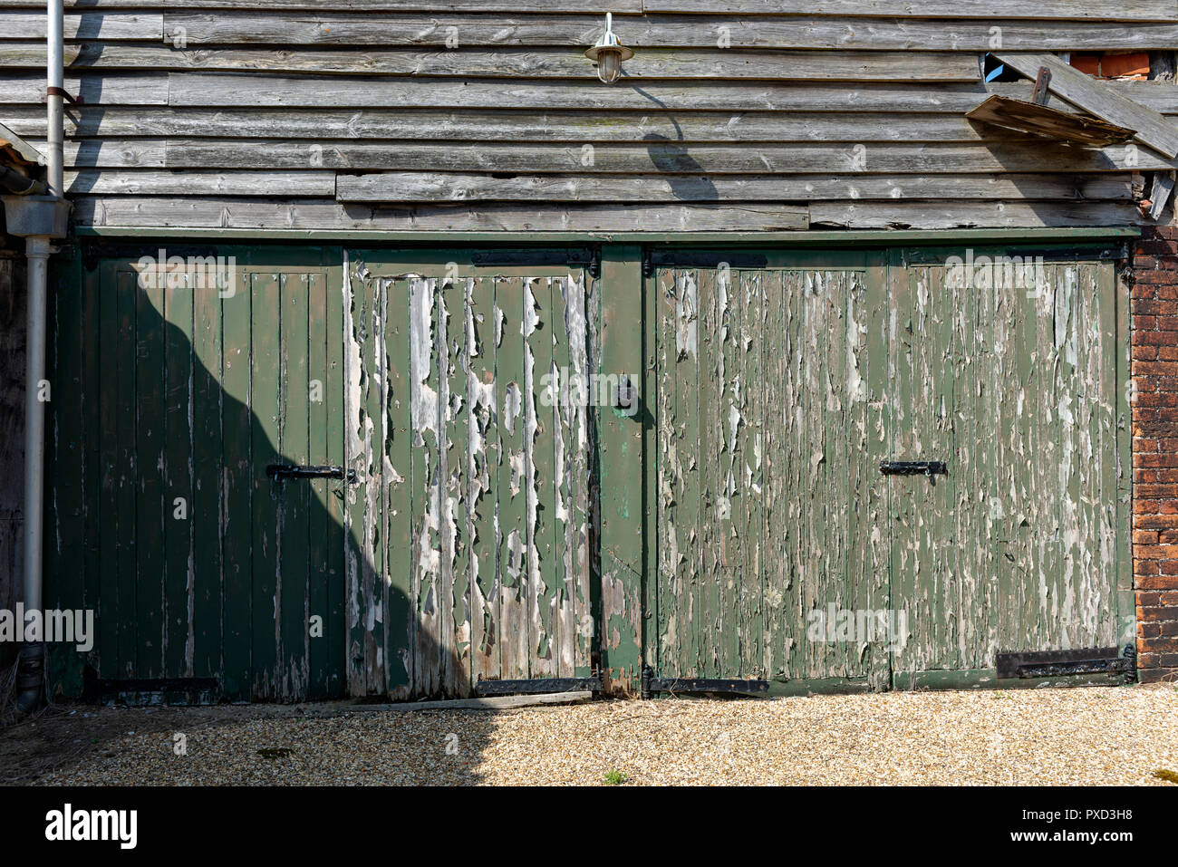 L'écaillage de la peinture sur les portes de grange Banque D'Images