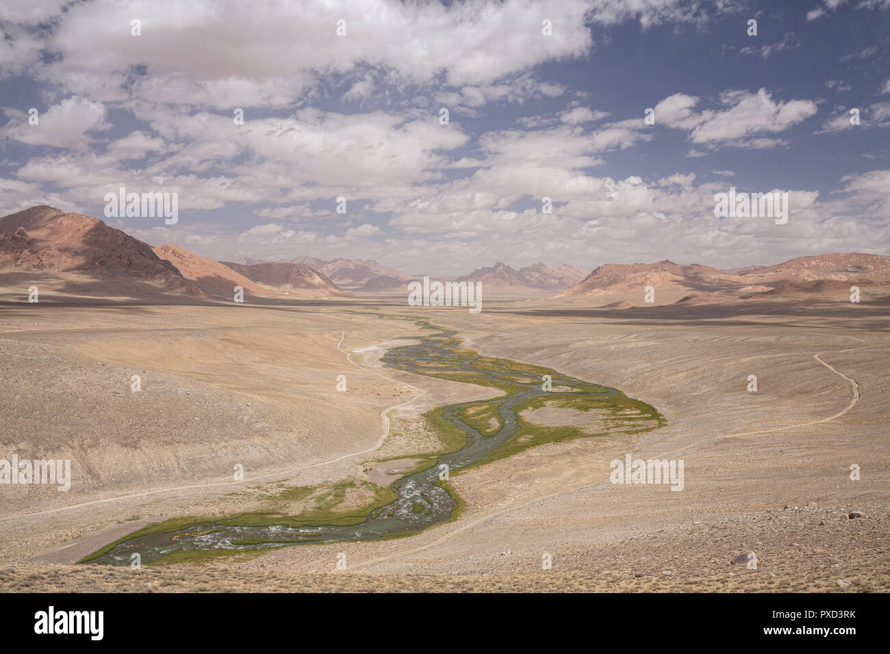 Aksu (Murghab) Rivière comme Jarty Gumbez vu de dessus, les montagnes du Pamir, dans la région autonome du Haut-Badakhchan au Tadjikistan, Banque D'Images