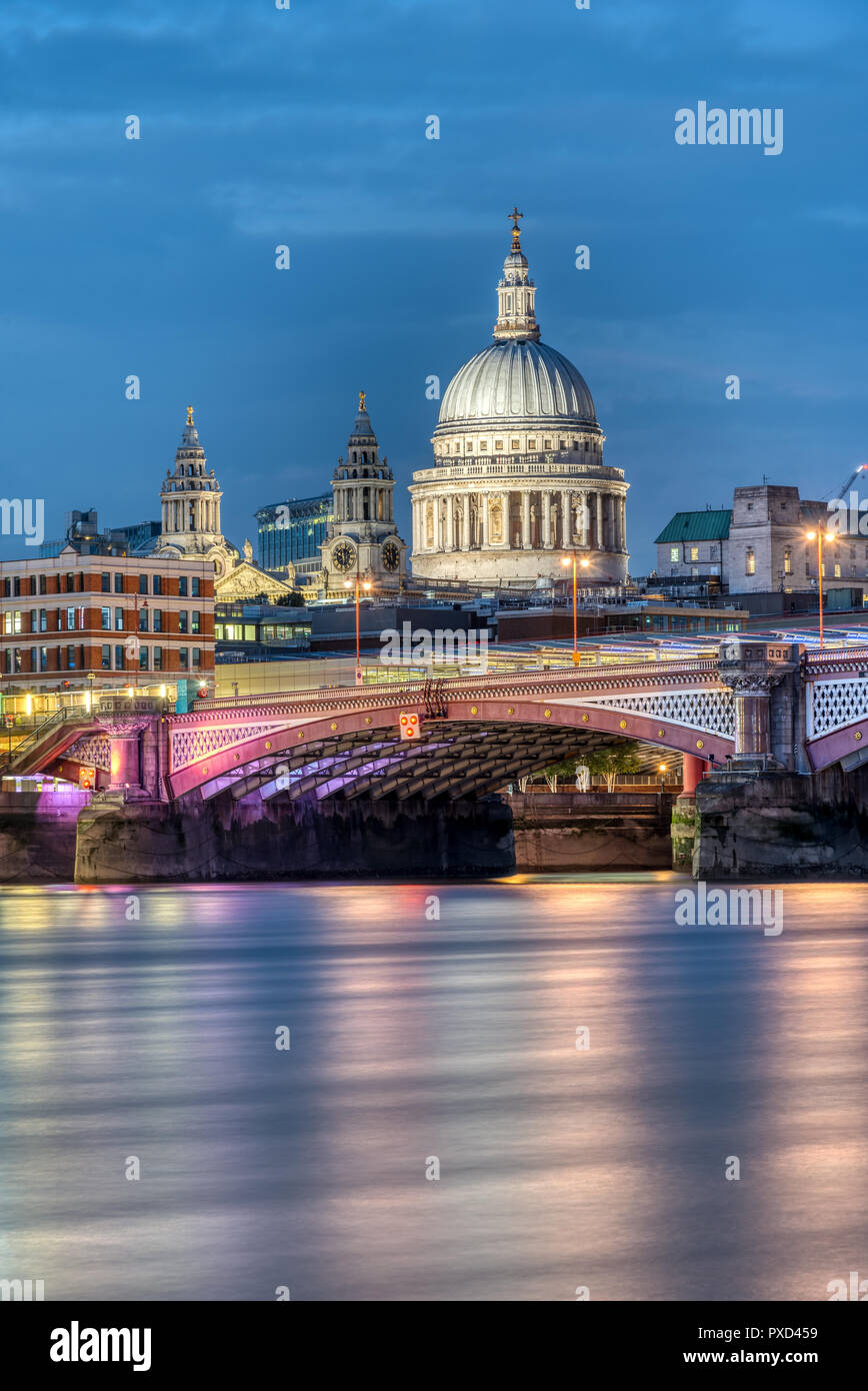 Cathédrale St Paul un pont de Blackfriars à Londres au crépuscule Banque D'Images