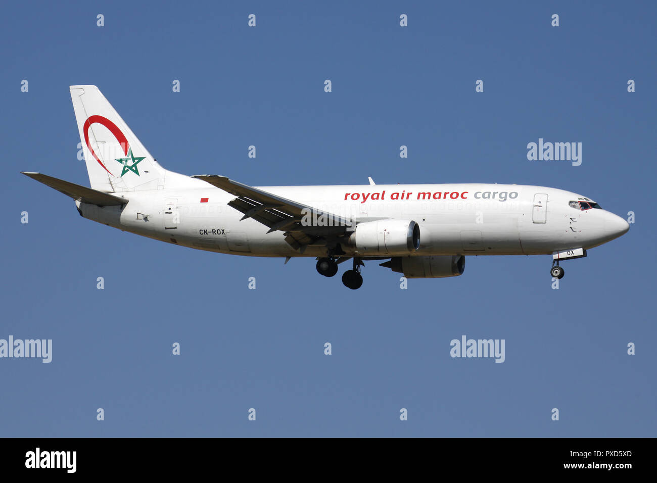 Royal Air Maroc cargo Boeing 737-300F avec l'inscription CN-ROX en courte  finale pour la piste 01 de l'aéroport de Bruxelles Photo Stock - Alamy