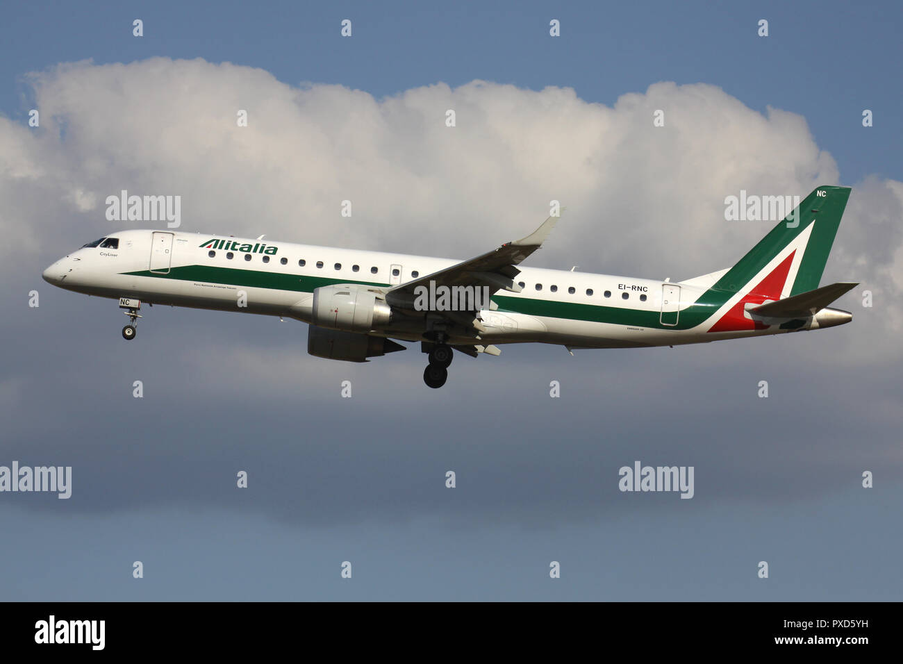 L'italien Alitalia Embraer ERJ-190 avec enregistrement irlandais EI-RNC en courte finale pour la piste 01 de l'aéroport de Bruxelles. Banque D'Images