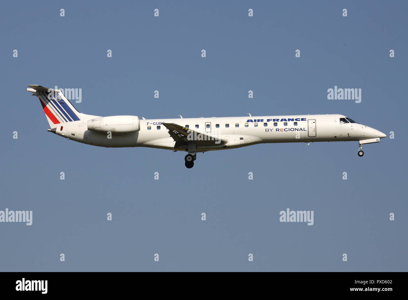 Des français régionaux Embraer ERJ-145 en livrée d'Air France immatriculé F-GUBG avec en courte finale pour la piste 01 de l'aéroport de Bruxelles. Banque D'Images