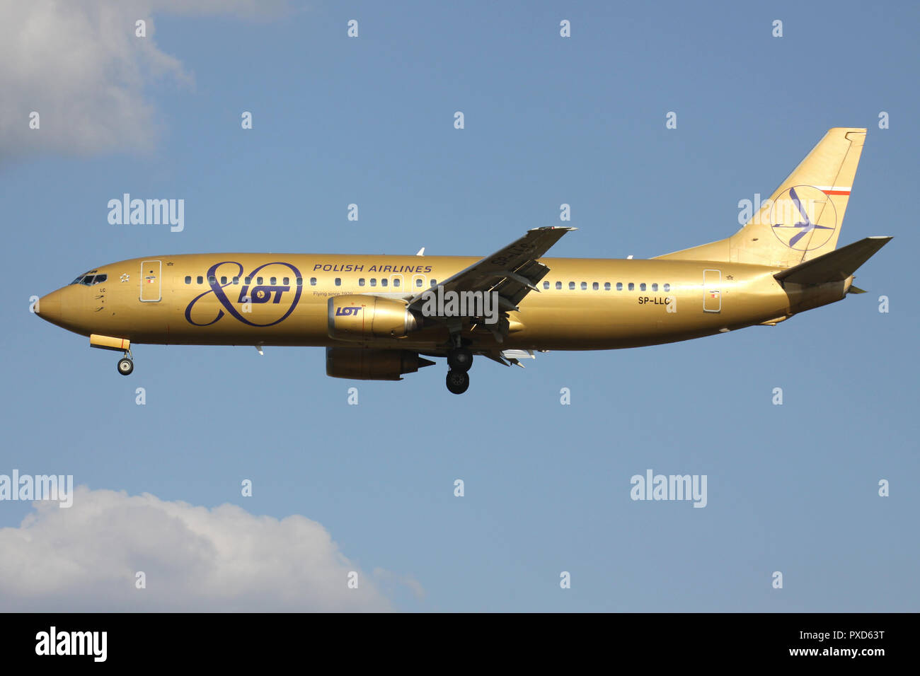 Boeing 737-400 LOT polonaise dans golden 80 ans avec couleurs d'enregistrement SP-LLC en courte finale pour la piste 01 de l'aéroport de Bruxelles. Banque D'Images