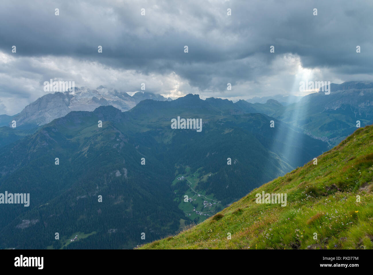 Grand rayon de soleil filtrant à travers les nuages dans le ciel. Lumière céleste du ciel. Montagnes et la vallée des Dolomites. Banque D'Images Grand rayon de soleil filtrant à travers les nuages dans le ciel. Lumière céleste du ciel. Montagnes et la vallée des Dolomites. Banque D'Images