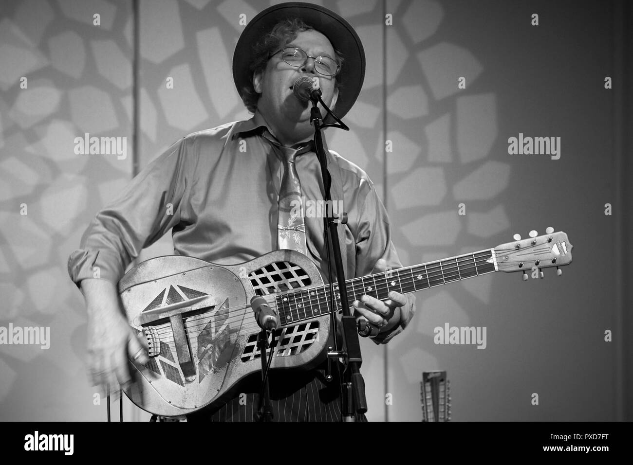 Keith Catfish jouant sur scène à Laxey Insitute dans l'île de Man avec sa guitare à résonateur National Banque D'Images