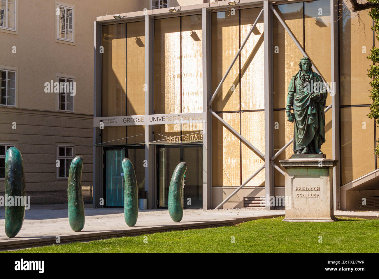 Salzbourg, Autriche - Avril 6, 2018 : Art moderne 'Gurken" (concombres) par l'artiste autrichien Erwin Wurm et monument de Friedrich Schiller (1867) dans Furtwan Banque D'Images