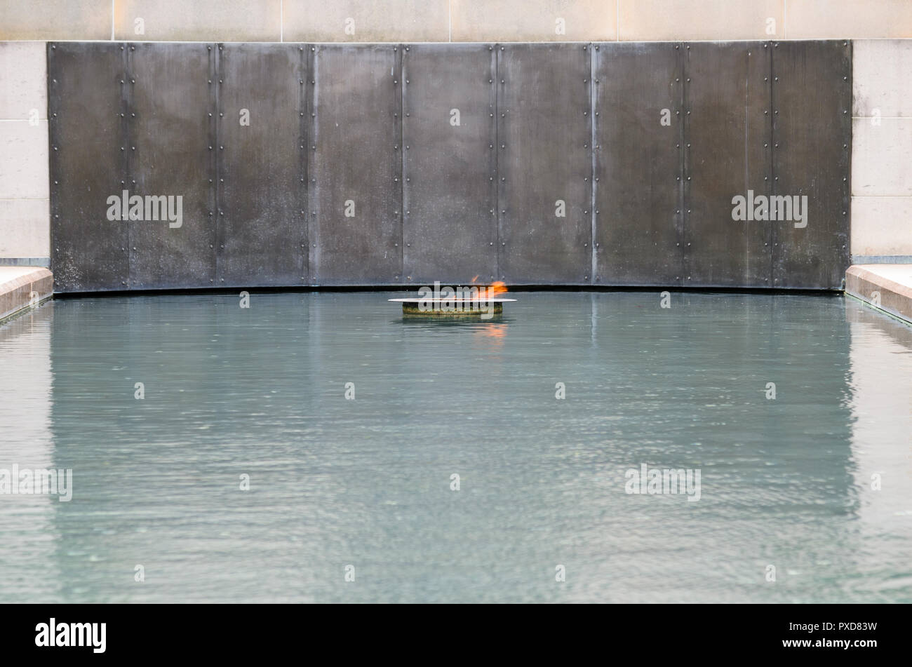 La réflexion intérieure et la flamme éternelle au Mémorial de la guerre de Canberra en Australie Banque D'Images