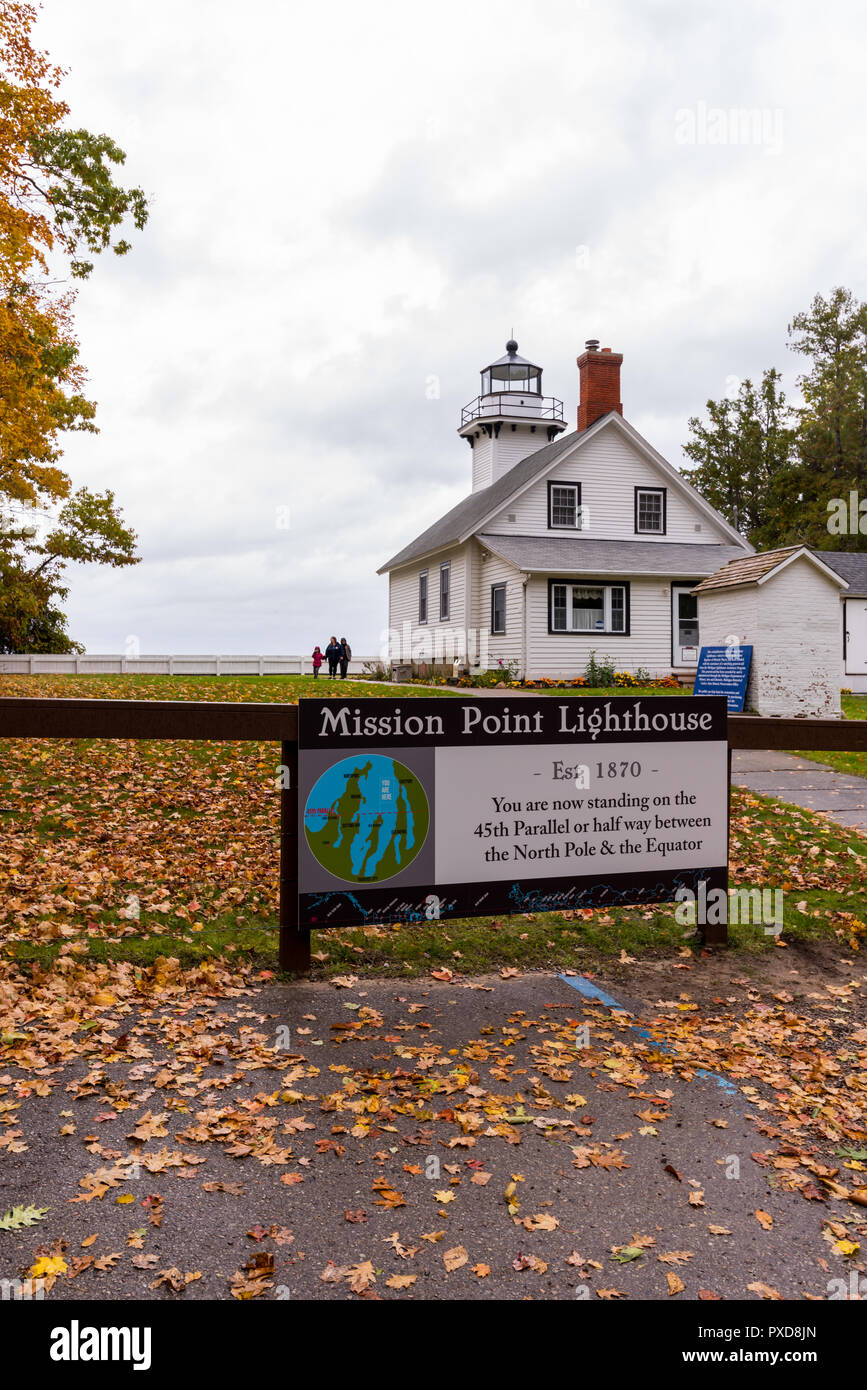 La vieille Mission Point LIghthouse et signe sur une journée d'automne. Traverse City, Michigan, États-Unis. Banque D'Images
