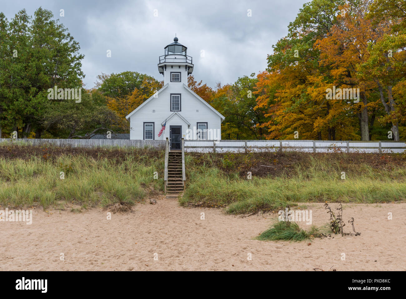 La vieille Mission Point LIghthouse une journée d'automne. Traverse City, Michigan, États-Unis. Banque D'Images