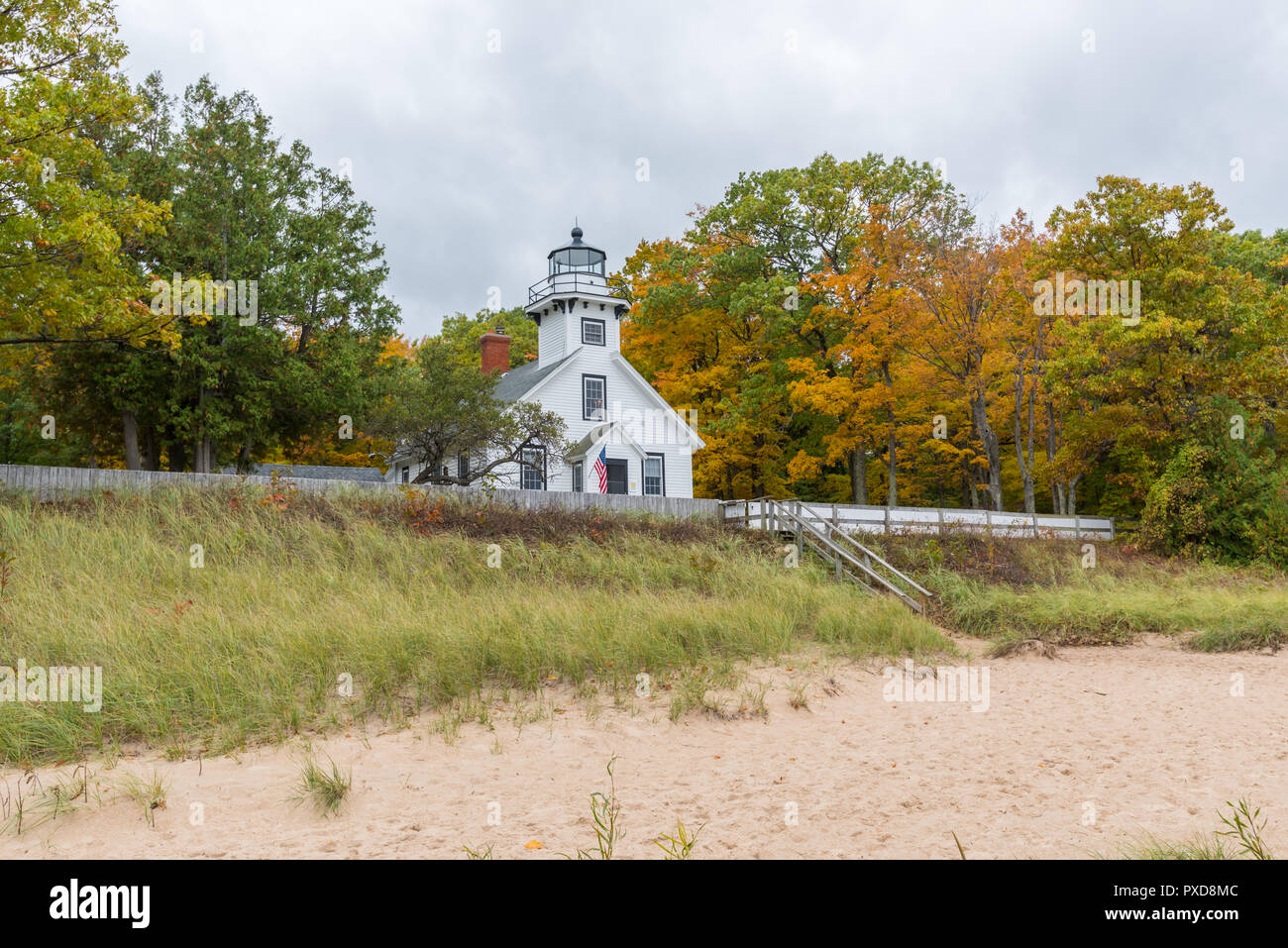 La vieille Mission Point LIghthouse une journée d'automne. Traverse City, Michigan, États-Unis. Banque D'Images