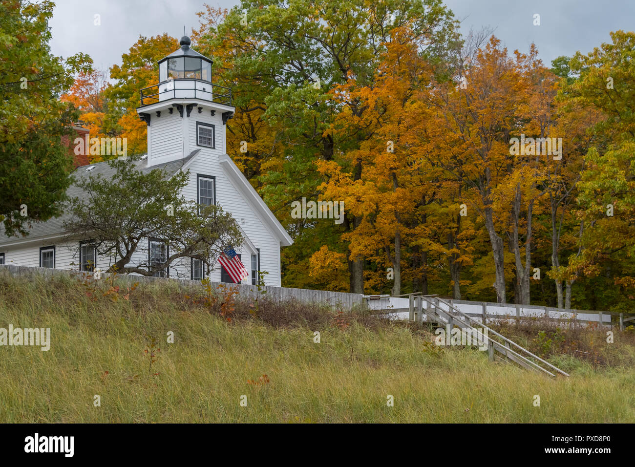 La vieille Mission Point Lighthouse une journée d'automne. Traverse City, Michigan, États-Unis. Banque D'Images