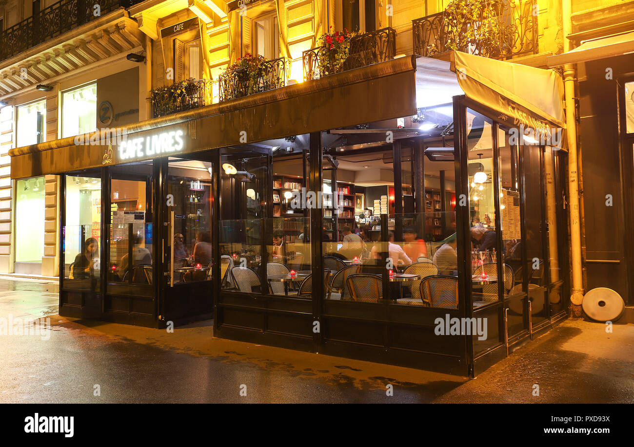 Le célèbre café français Livres - Livres en français situé près de la tour Saint Jacques à Paris, France. Banque D'Images