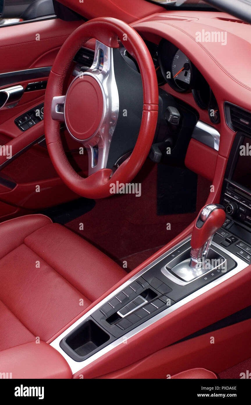 Intérieur en cuir rouge de luxe d'une voiture de sport Banque D'Images