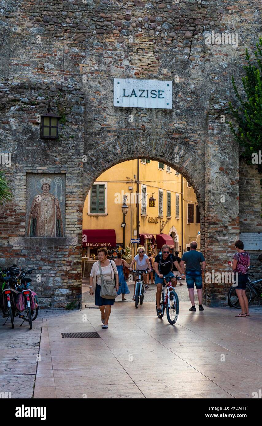 Garda-Lake, Lazise, Italie, la ville médiévale de Lazise était protégé par  un mur massif avec seulement avec certaines portes à passer Photo Stock -  Alamy
