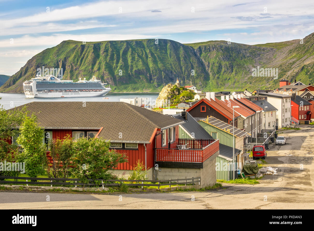 Bateau de croisière amarré dans le port d'Honningsvag, Norvège Banque D'Images