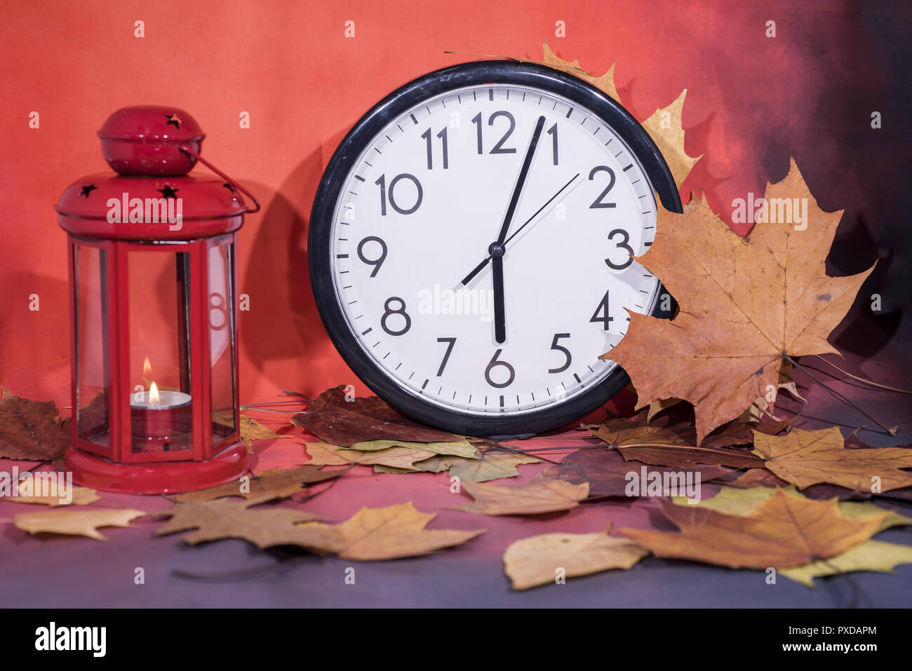 L'heure d'été. Horloge murale passe à l'heure d'hiver. L'automne l'abstraction. Tomber en arrière du temps. Banque D'Images