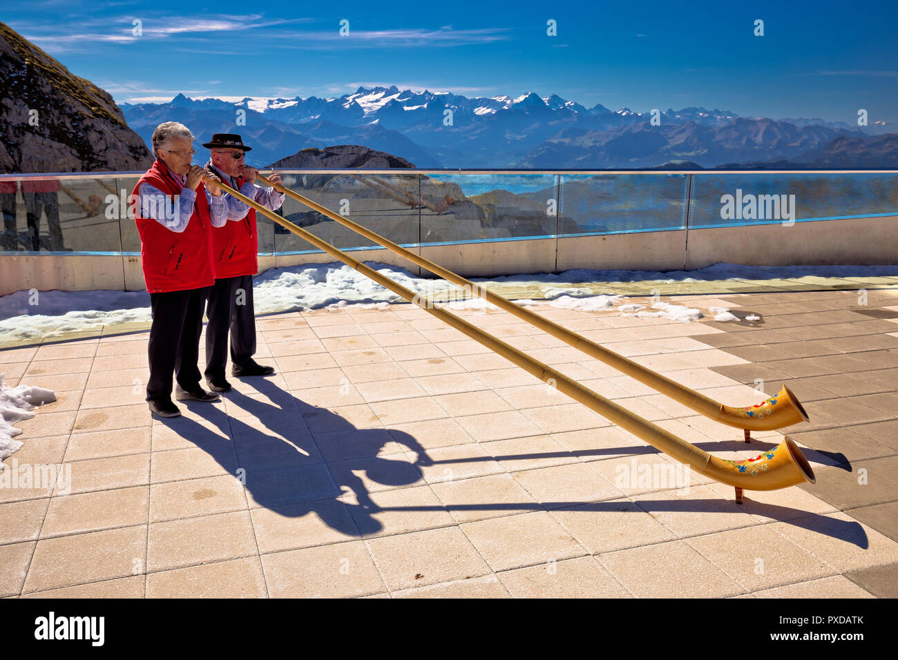 Pilatus, Suisse, le 25 septembre 2018 : Cors des Alpes suisses traditionnels sur Pilatus pic de montagne jouant horn pour touriste. Des sommets alpins. Banque D'Images