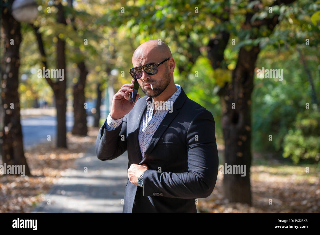 Un beau jeune couple sur son téléphone dans le parc Banque D'Images