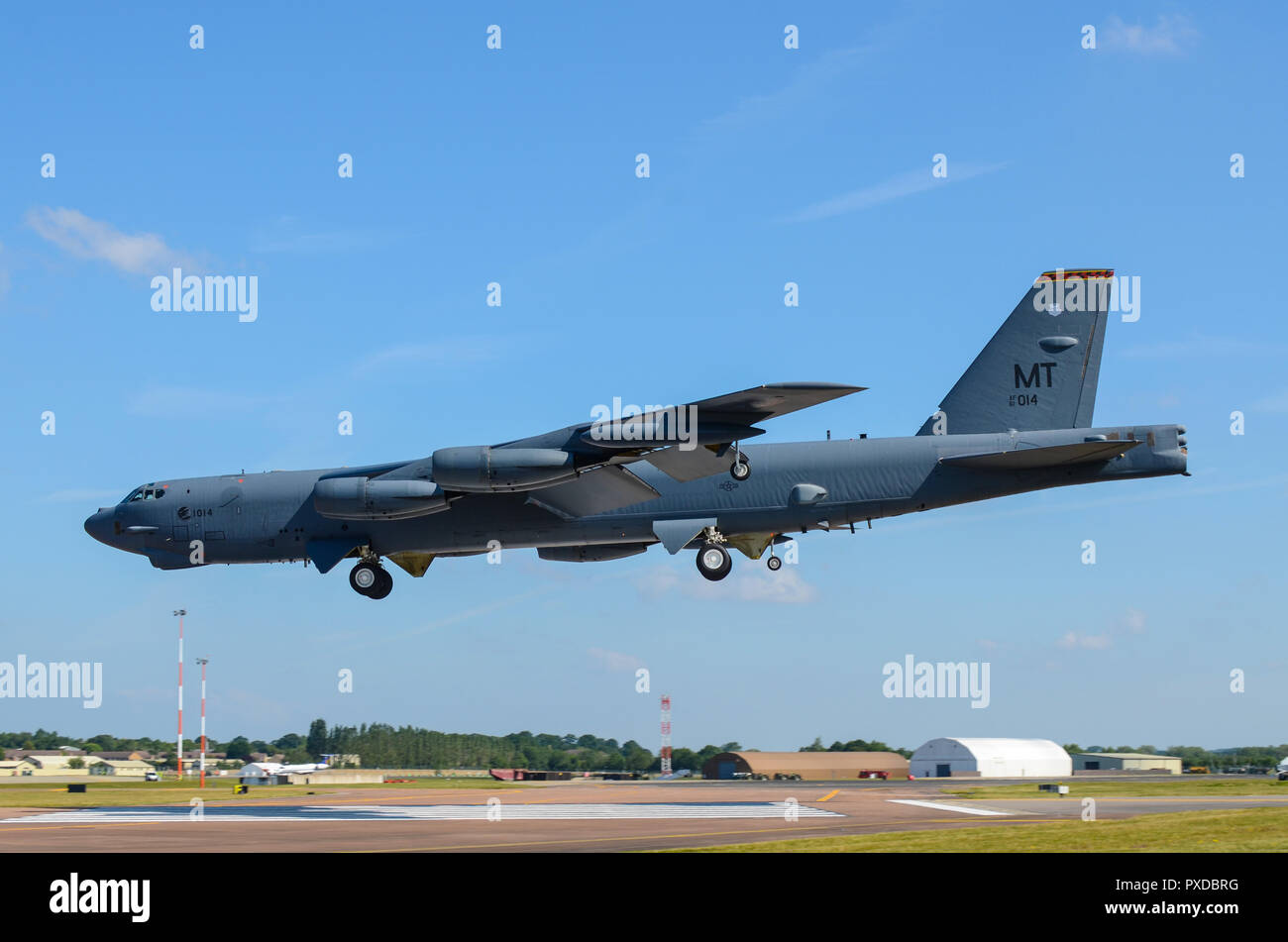 Boeing B-52 Stratofortress bombardier nucléaire à l'atterrissage à RAF Fairford pour RIAT Royal International Air Tattoo. L'espace pour copier Banque D'Images
