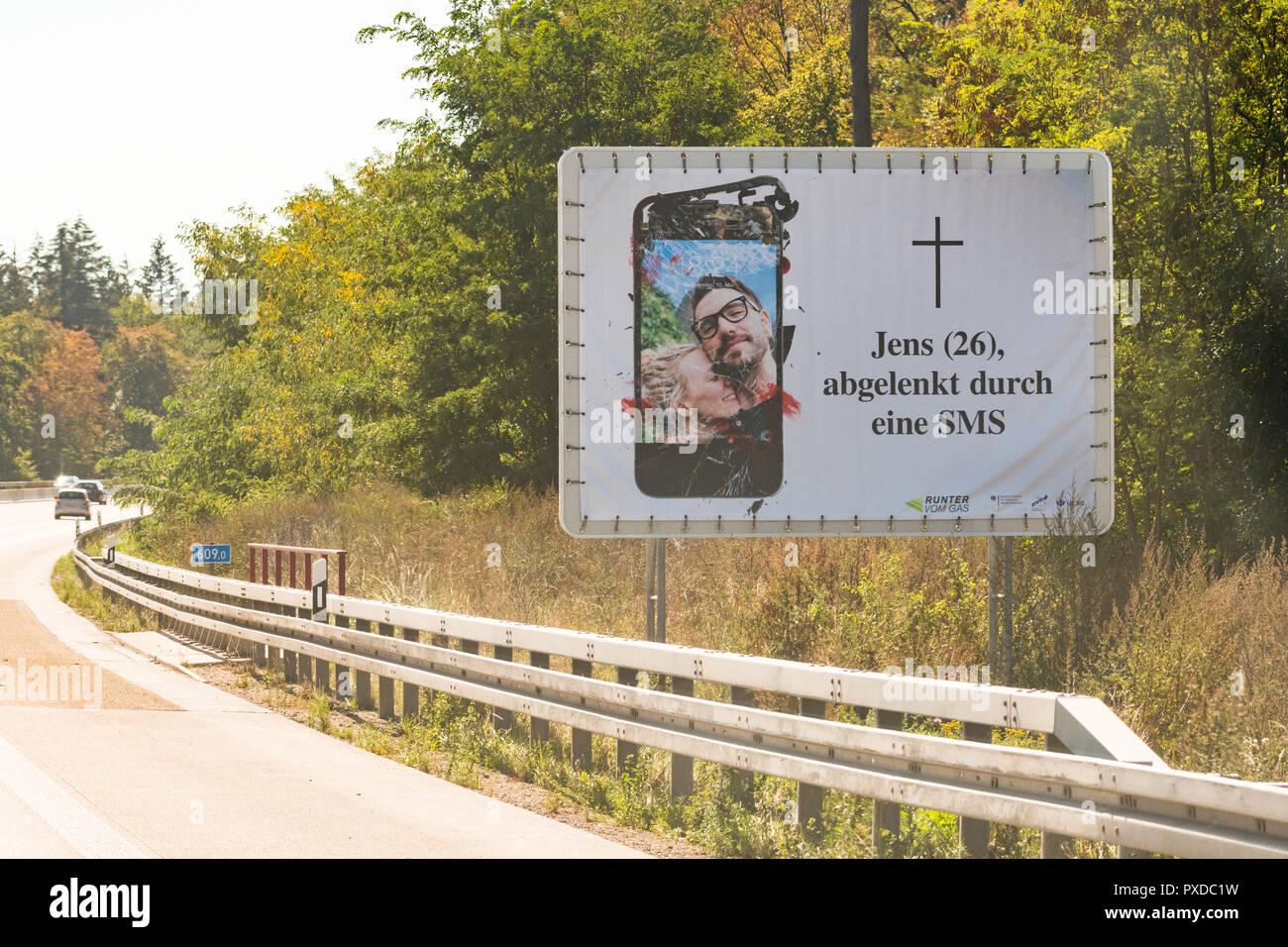 Tipp Tipp Tot - astuce astuce dead - mobile phone distraire pendant la conduite de la campagne 2018 affiche à proximité de l'autoroute autobahn, Allemagne Banque D'Images