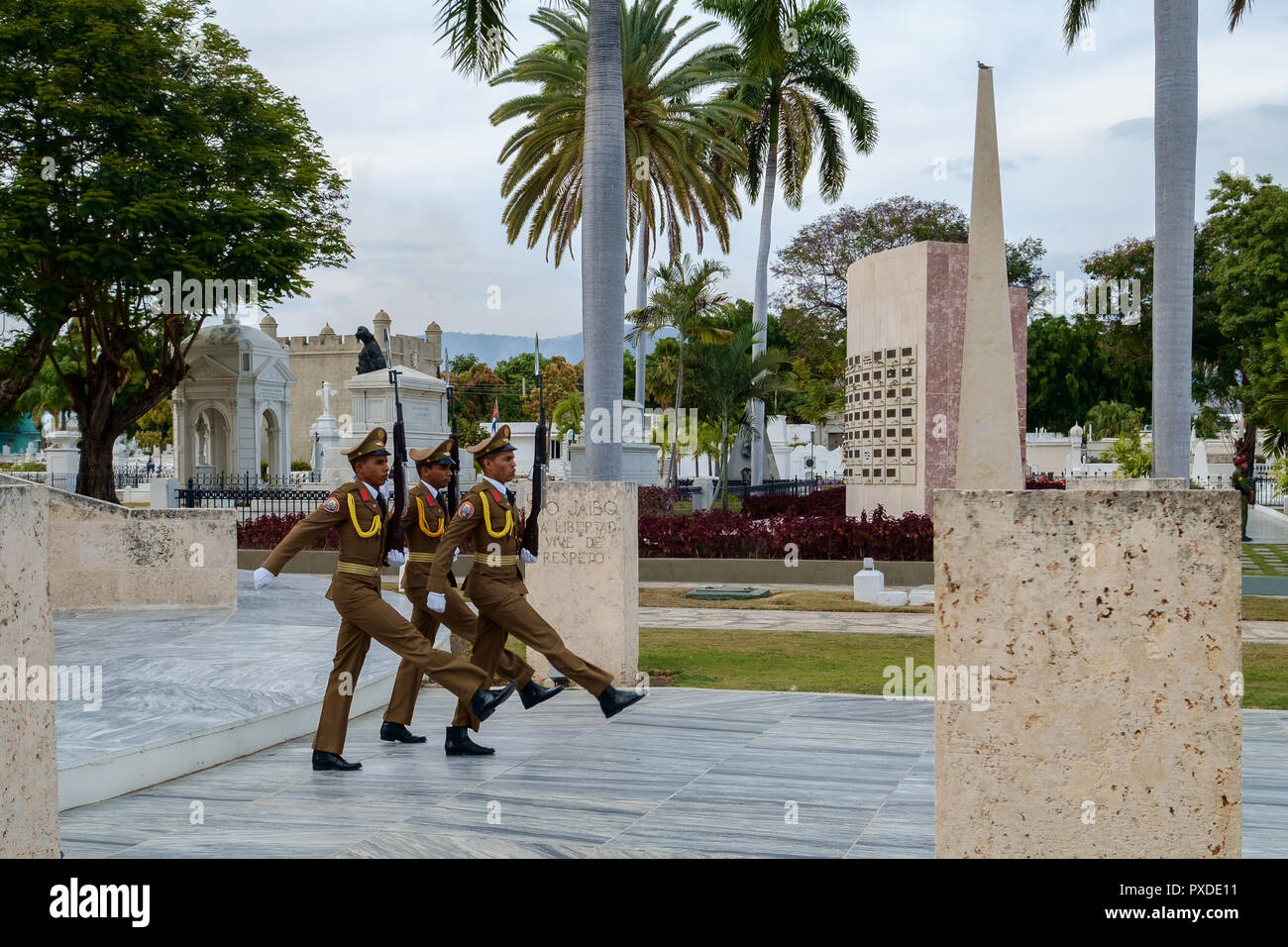 Soldats marchant au cimetière Santa Ifgenia, Santiago de Cuba, Cuba Banque D'Images