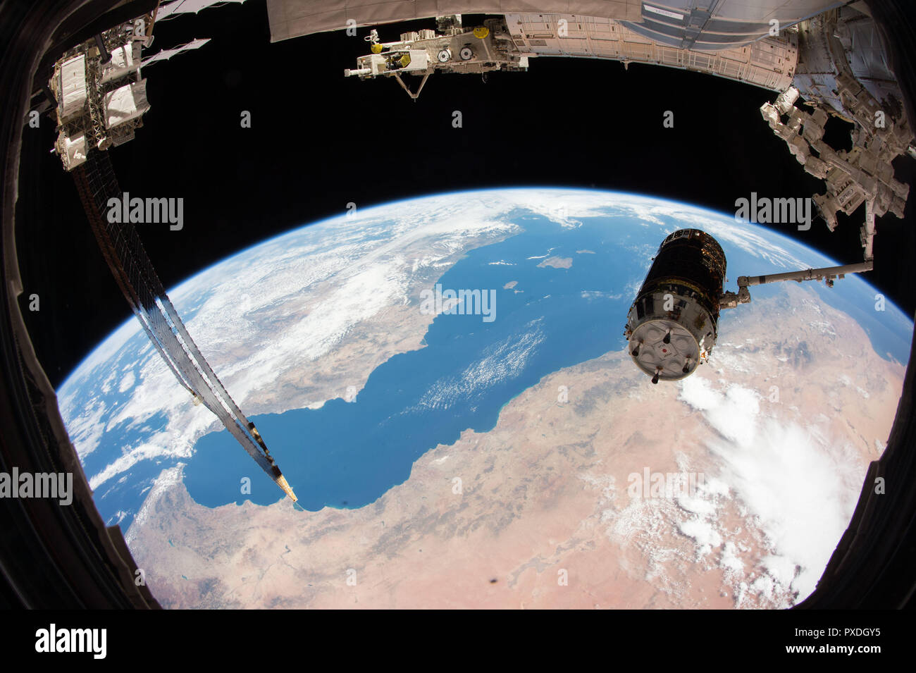 Le H Ii Transfer Vehicle 7 De L Agence Japonaise D Exploration Aerospatiale Vue Au Dessus De L Afrique Du Nord Et La Mer Mediterranee Comme La Station Spatiale Internationale Le Bras Robotique Canadarm2 Face Le Navire Pour