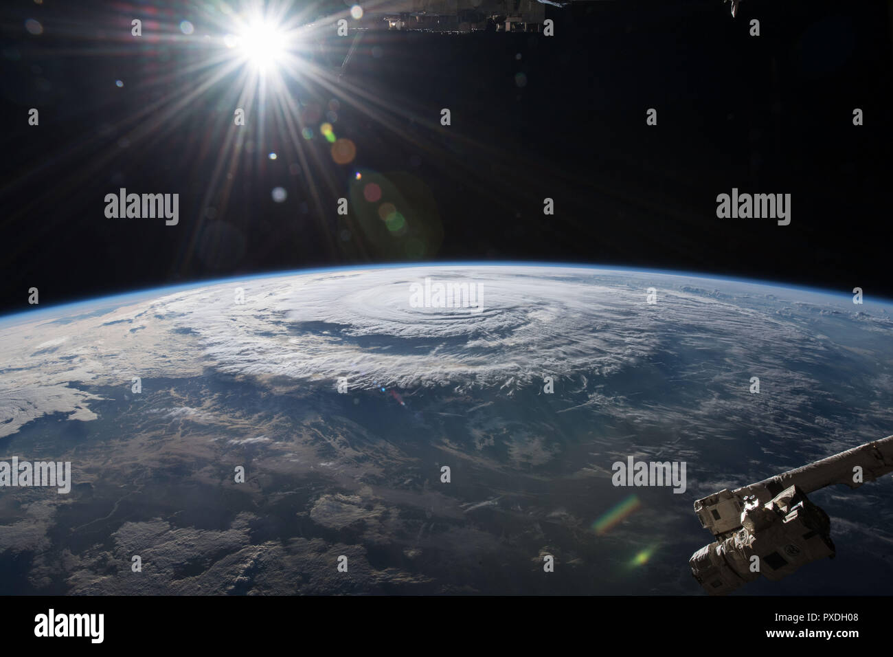 Vue depuis la Station spatiale internationale de l'ouragan Florence puisqu'il est à terre le long de la côte de Caroline du Nord près de Wrightsville Beach 14 septembre 2018 dans l'orbite de la Terre. Florence, une tempête de catégorie 4, affaibli comme il l'a frappé la côte entre Sud et la Caroline du Nord, mais est censé donner aux inondations massives et la destruction de la Caroline. Banque D'Images