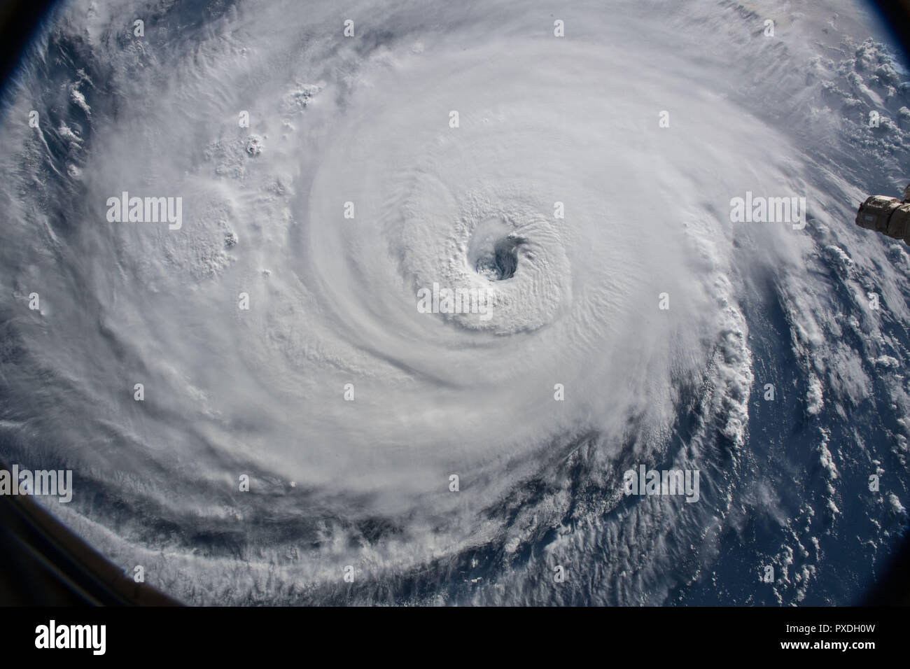 Vue depuis la Station spatiale internationale de l'ouragan Florence à l'approche de la côte de Caroline du Nord près de Wrightsville Beach le 12 septembre 2018 dans l'orbite de la Terre. Florence, une tempête de catégorie 4, affaibli comme il l'a frappé la côte entre Sud et la Caroline du Nord, mais est censé donner aux inondations massives et la destruction de la Caroline. Banque D'Images