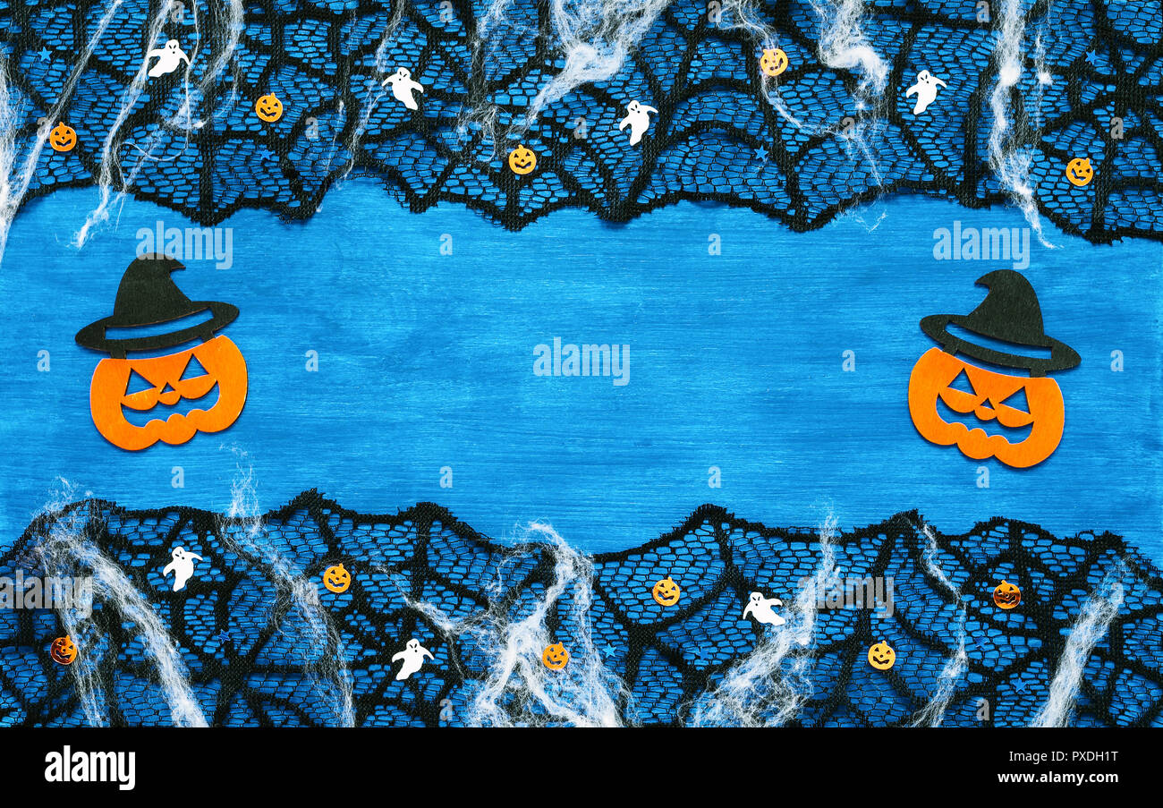 Contexte - Halloween Spider web, des araignées, des fantômes et des décorations jack souriant comme symboles d'Halloween sur le fond en bois bleu foncé. Halloween Banque D'Images