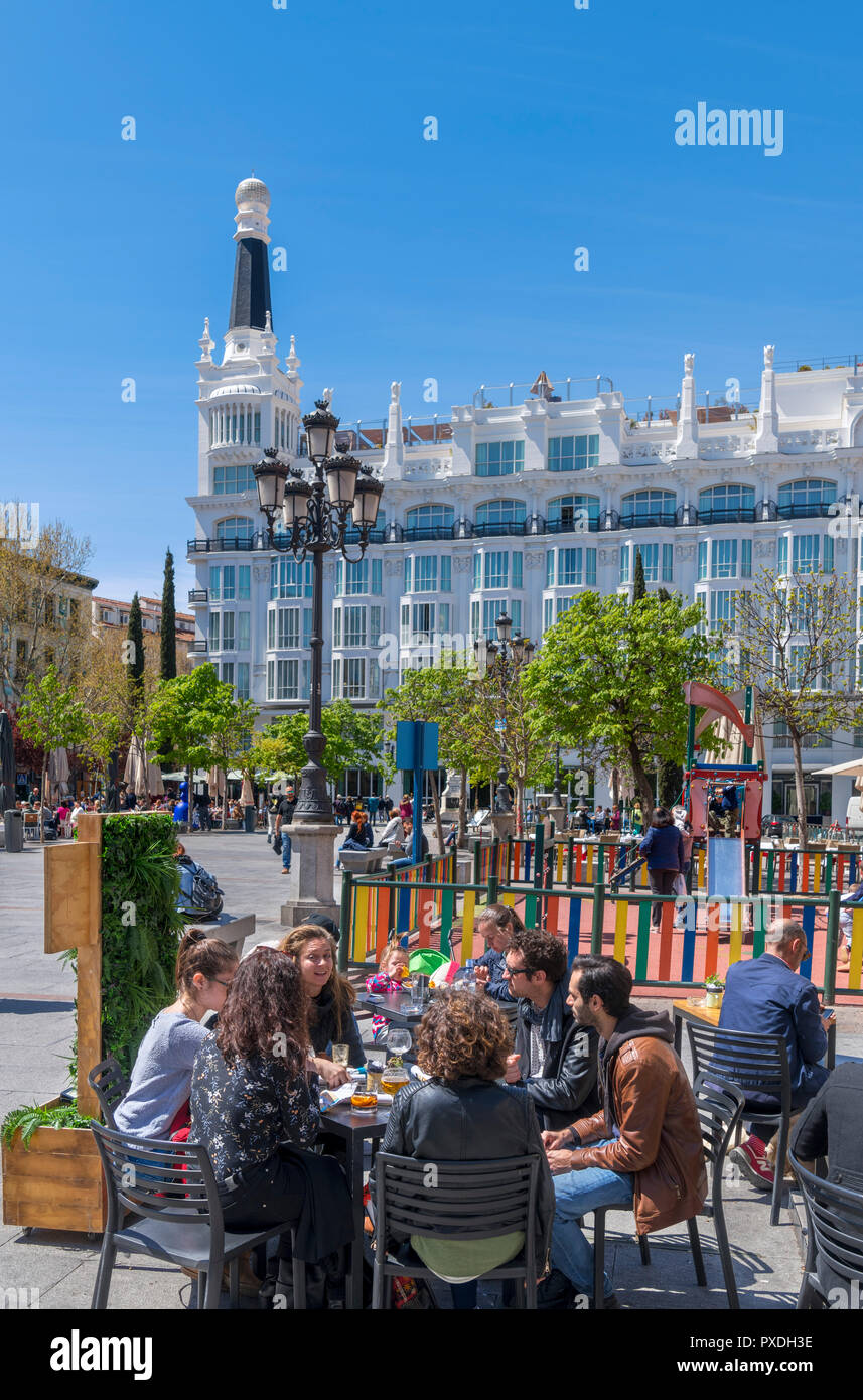Café avec terrasse sur la Plaza de Santa Ana, à l'heure du midi, quartier Huertas, Madrid, Espagne Banque D'Images