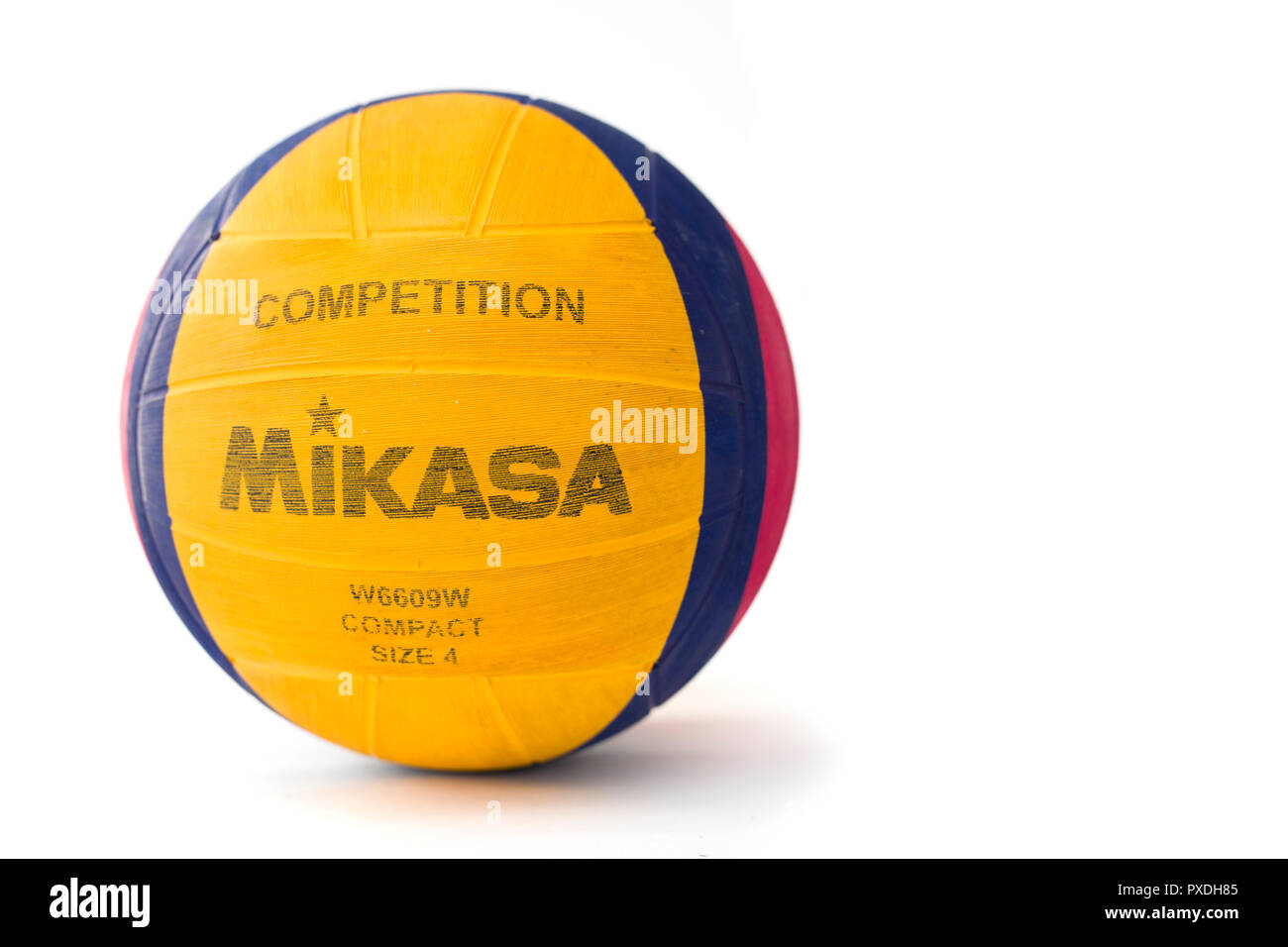 BELGRADE, SERBIE - Septembre 17, 2018 : water-polo Mikasa ballon isolé sur  le fond blanc. Mikasa est un équipement de sport japonais fondation de  l'entreprise Photo Stock - Alamy
