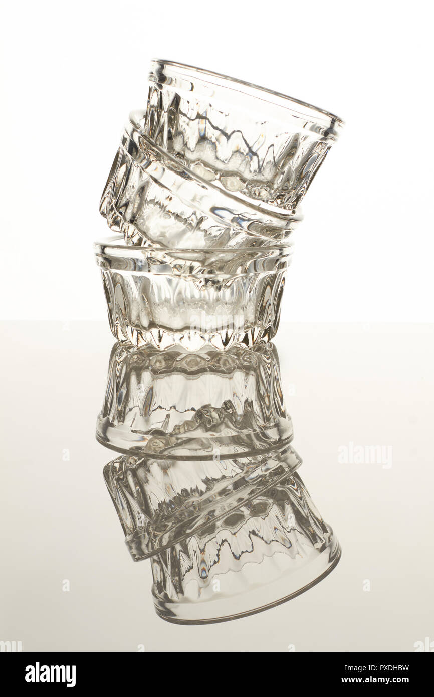 Colonne de petites tasses en verre. Banque D'Images