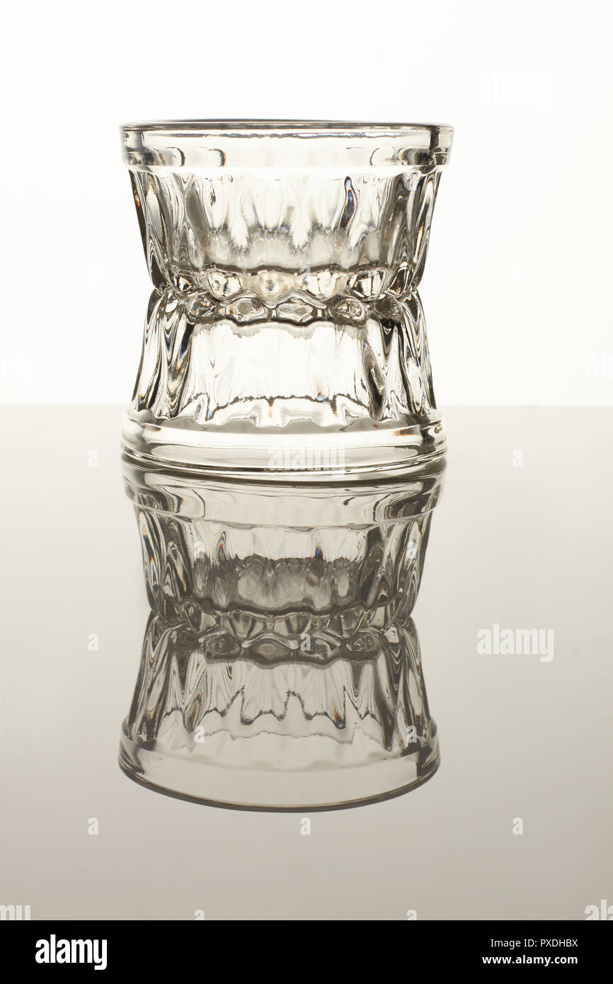 Deux petites tasses en verre de sauce. Banque D'Images