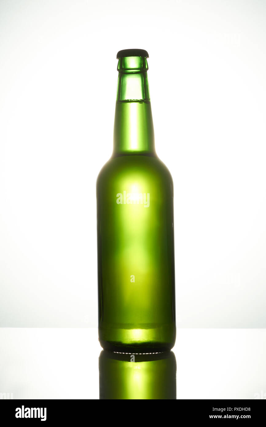 Rempli de bouteilles de bière verte. Banque D'Images