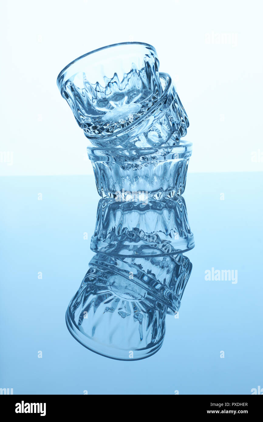 Tasses en verre et l'ombre. Banque D'Images