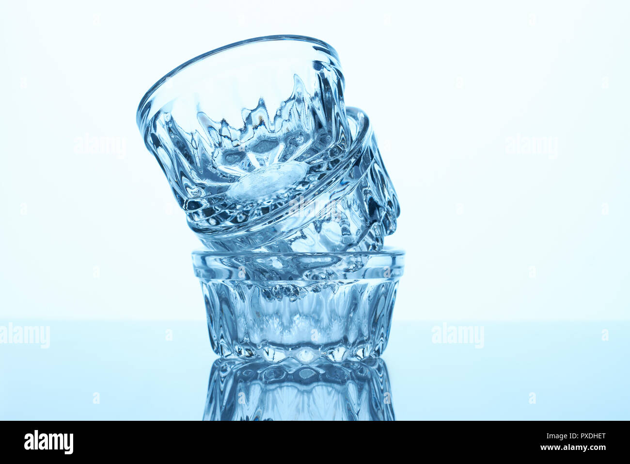 Tasses en verre vide bas pour la sauce. Banque D'Images