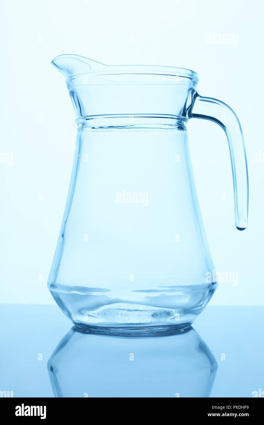 Pichet en verre transparent propre vide. Banque D'Images