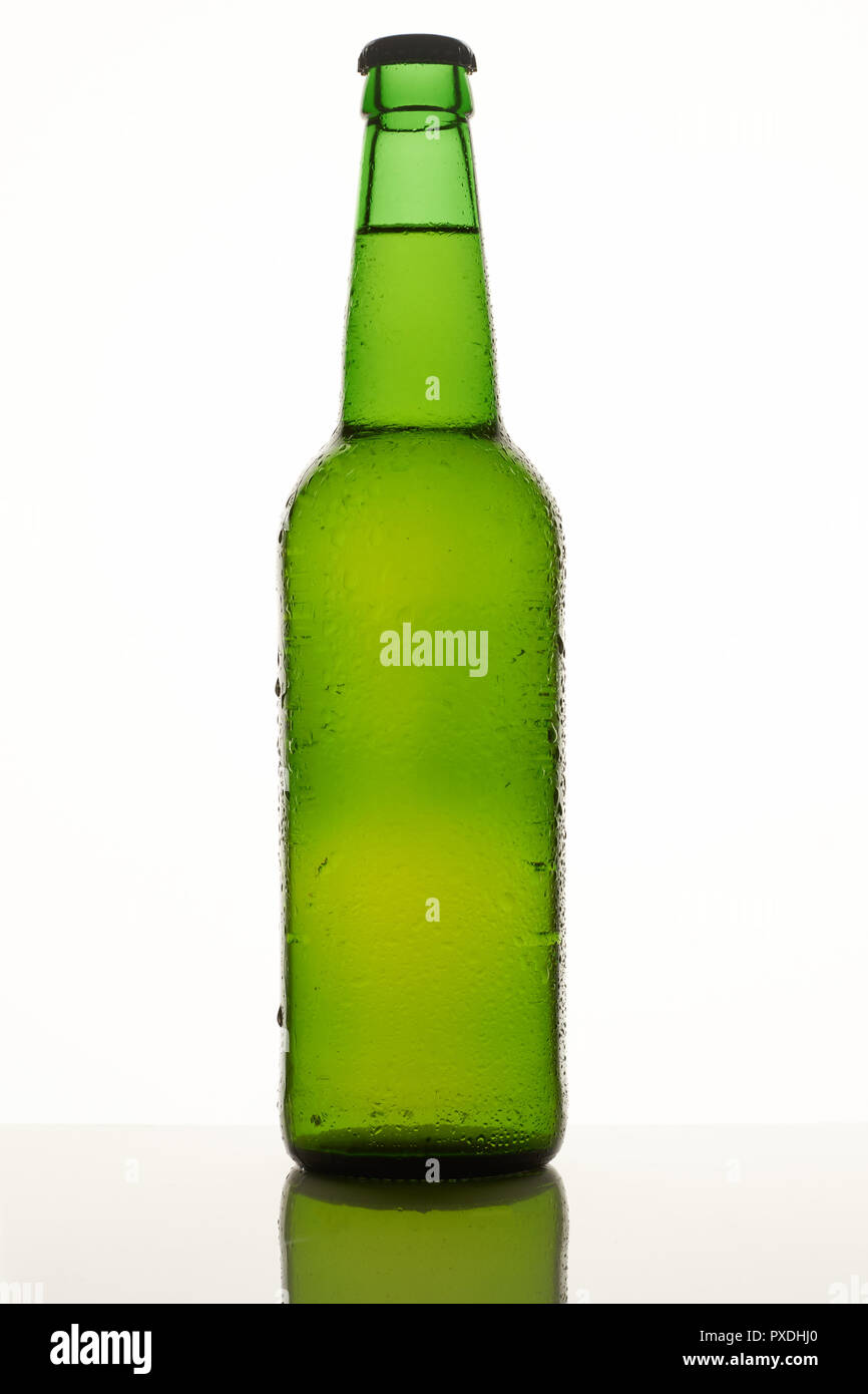 Rempli vert bouteille de bière. Banque D'Images