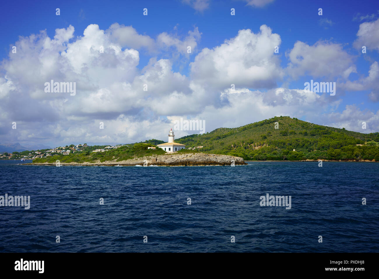 Phare d'Alcanada au large de la côte de Majorque. Leuchtturm Far d'Alcanada près de Port d'Alcudia, la baie d'Alcudia, Majorque, Iles Baléares, Espagne. Banque D'Images