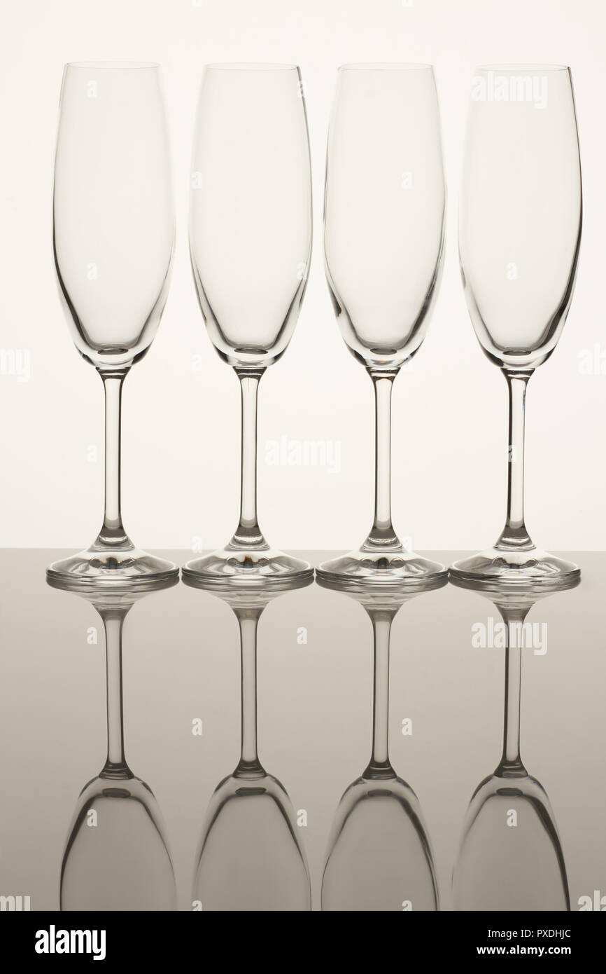 Quatre verres à champagne vide. Banque D'Images