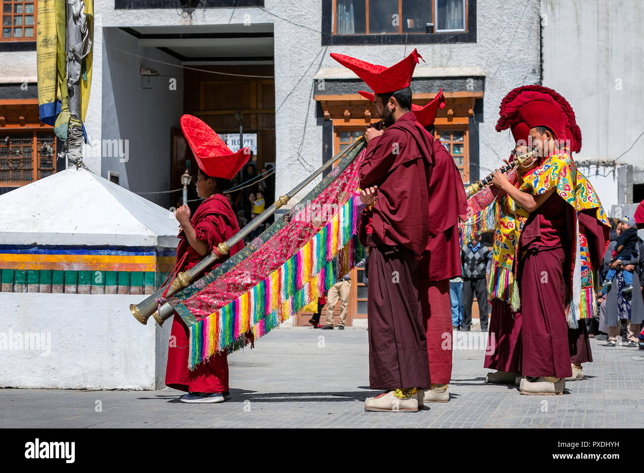 Moines bouddhistes jouant des instruments traditionnels, Temple Ladakh JO Khang, Leh, Ladakh, Inde Banque D'Images