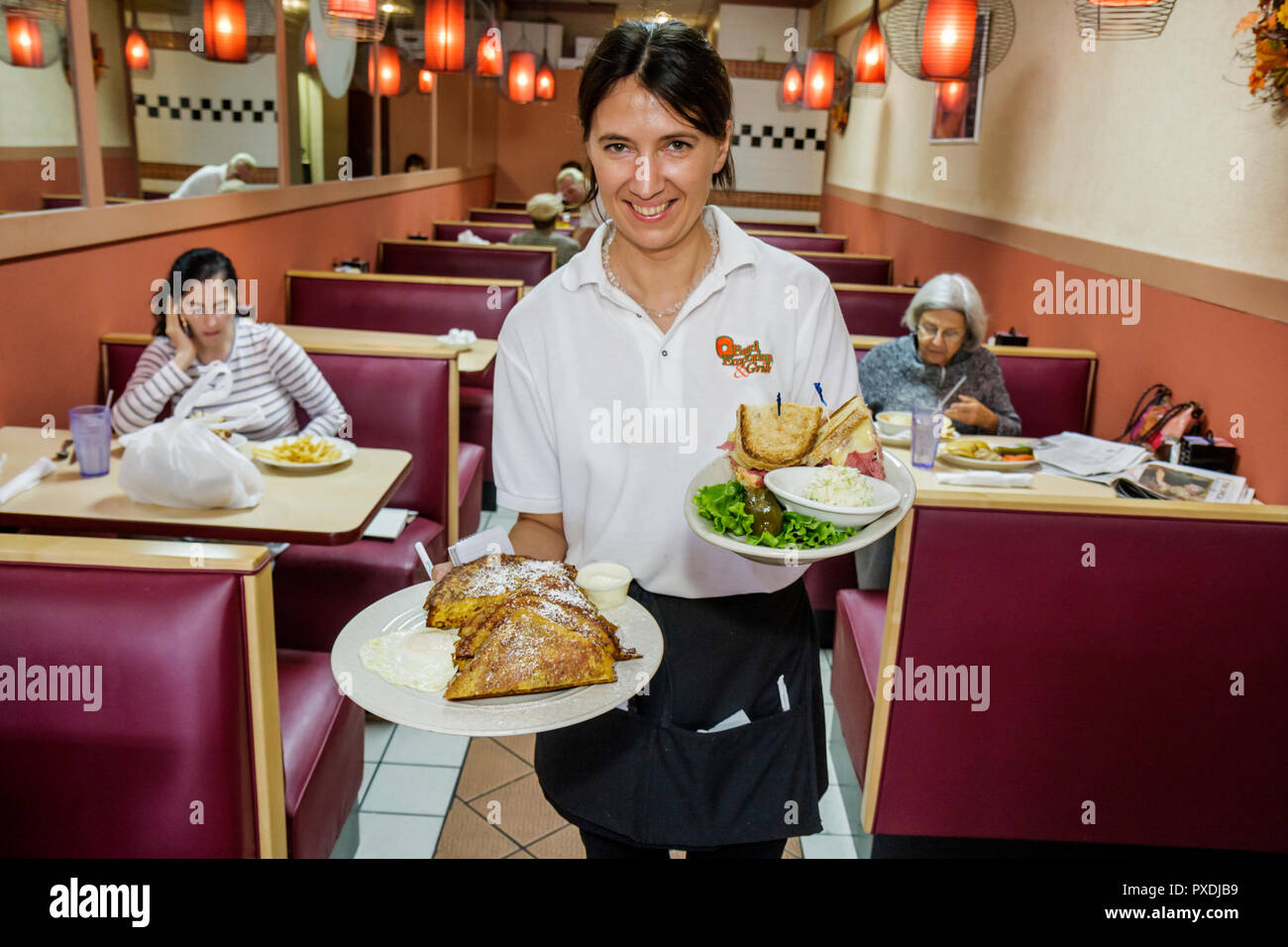 Miami Florida, Coral Gables, Bagel Emporium & grille, restaurant restaurants restauration café cafés, traiteur, stand, restaurant, repas, femme femme, serveuse Banque D'Images