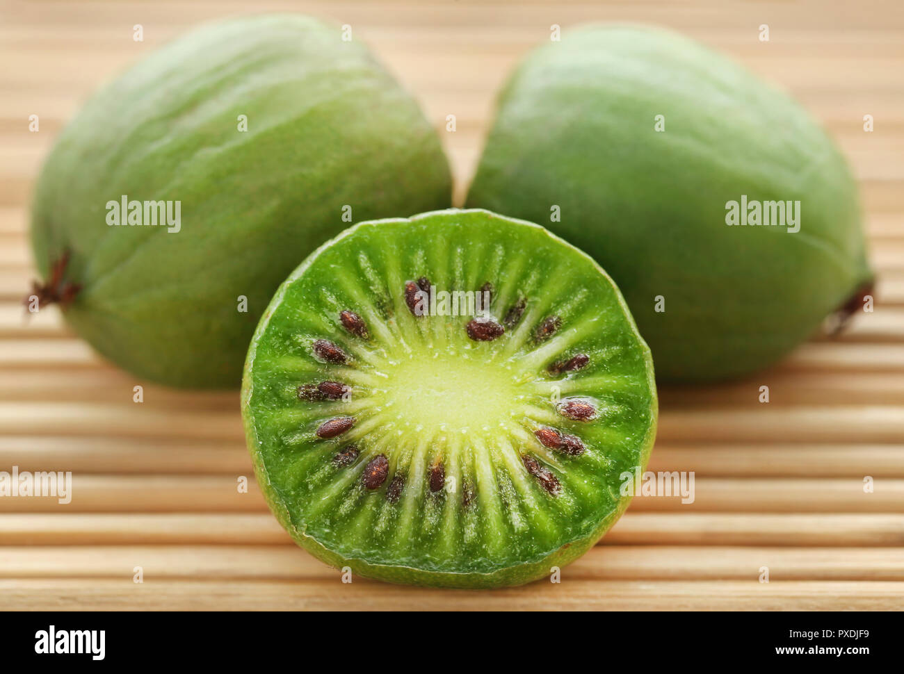 Kiwi kiwi ou bébé berry sur surface naturelle Banque D'Images