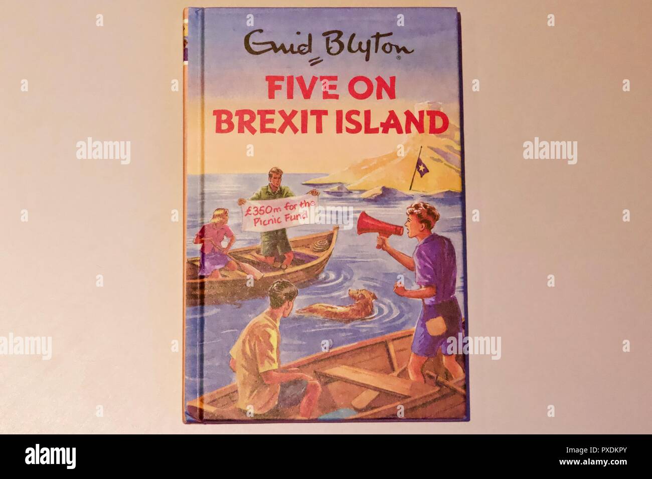 Cinq sur l'île de Enid Blyton Brexit (pour les adultes) est une célèbre parodie spoof 5 livre écrit par Bruno Vincent Banque D'Images