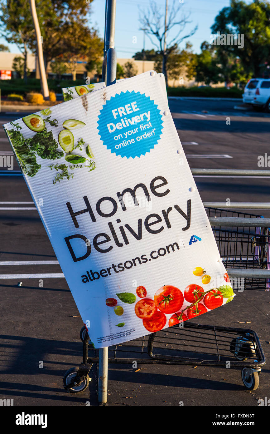 American grocery company Albertsons la publicité de leurs livraisons à domicile service de commande en ligne avec des signes dans leur parking. Banque D'Images