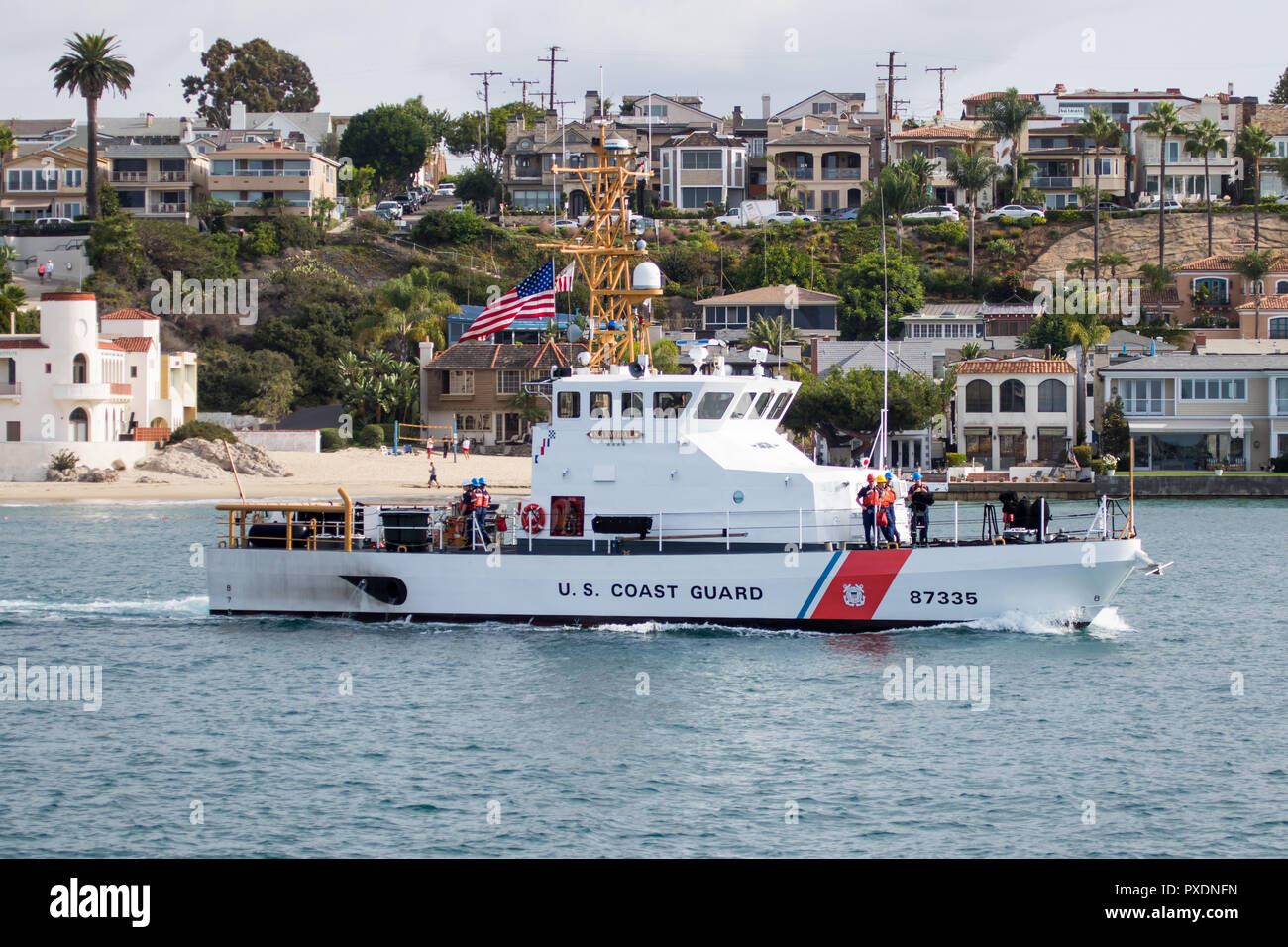 Garde-côte de partir à travers le canal de la station de la garde côtière de la plage de Newport Harbor , Californie,USA Banque D'Images