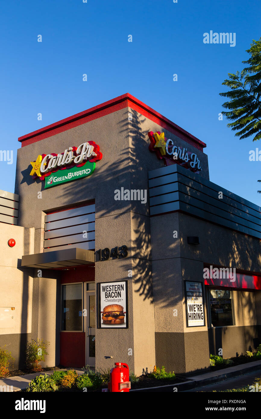 Carl's Jr Carl's junior fast food restaurant signe sur le mur d'un bâtiment à Santa Ana, Californie, USA Banque D'Images