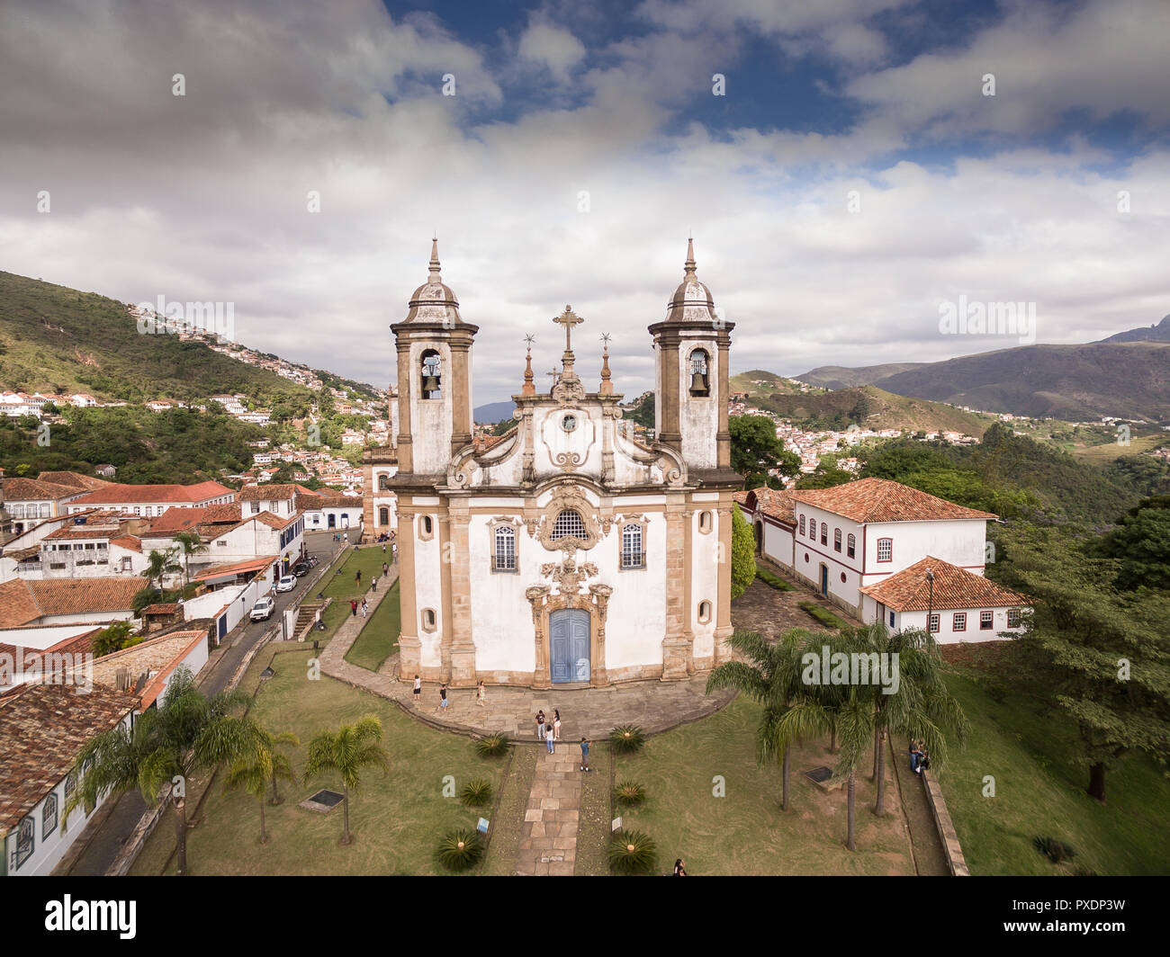 Vista Aérea de Igreja Nossa Senhora do Carmo centro histórico da Cidade de Ouro Preto, MG. Mais ao fundo o Museu da Inconfidência Mineira Banque D'Images